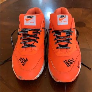 Men’s Orange Nike shoes ❤️❤️